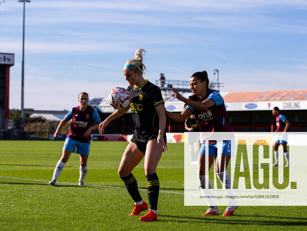 Barclays Womens Super League match between West Ham United Women and Chelsea Women LONDON, ENGLAND - OCTOBER 4: Ellie Carpenter of Chelsea during the Barclays Womens Super League match between West Ham United Women and Chelsea Women at Chigwell Construction Stadium on October 4, 2026 in London, England London United Kingdom