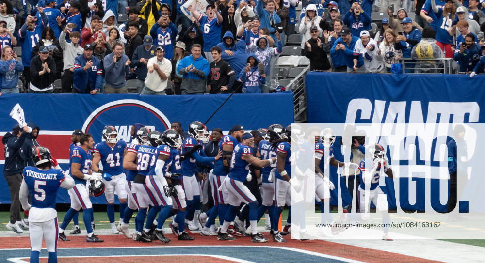 NY Giants cornerback DEONTE BANKS is surrounded by teammates as he celebrates his interception and runback for a touchdown to give the NY Giants the win at the end of the 4th quarter as the New York Giants defeat the Arizona Cardinals 36-24 at MetLife Stadium on October 4, 2026 in East Rutherford, New Jersey. NY Giants Defeat Arizona Cardinals 36-24 - ZUMAb148 20261004_zap_b148_002