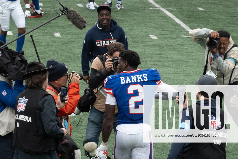 NY Giants cornerback DEONTE BANKS is surrounded by media as he celebrates his interception and runback for a touchdown to give the NY Giants the win at the end of the 4th quarter as the New York Giants defeat the Arizona Cardinals 36-24 at MetLife Stadium on October 4, 2026 in East Rutherford, New Jersey. East Rutherford USA - ZUMAb148 20261004_zap_b148_009