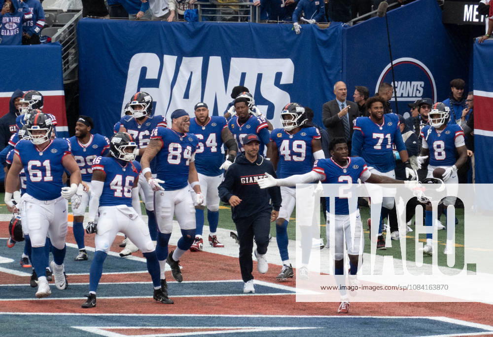 NY Giants cornerback DEONTE BANKS is surrounded by teammates as he celebrates his interception and runback for a touchdown to give the NY Giants the win at the end of the 4th quarter as the New York Giants defeat the Arizona Cardinals 36-24 at MetLife Stadium on October 4, 2026 in East Rutherford, New Jersey. East Rutherford USA - ZUMAb148 20261004_zap_b148_018