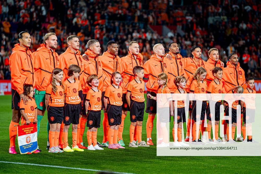 EINDHOVEN - (l-r) Virgil van Dijk of the Netherlands, Goalkeeper Bart Verbruggen of the Netherlands, Micky van de Ven of the Netherlands, Joey Veerman of the Netherlands, Denzel Dumfries of the Netherlands, Teun Koopmeiners of the Netherlands, Mexx Meerdink of the Netherlands, Ryan Gravenberch of the Netherlands, Tijjani Reijnders of the Netherlands, Noa Lang of the Netherlands and Crysencio Summerville of the Netherlands prior to the UEFA Nations League match between the Netherlands and Serbia at the Philips Stadium on 04 October 2026 in Eindhoven, the Netherlands. KEVIN SENDERS ANP UEFA Nations League 2026 27 ANPxSportx xMarcelxterxBalsxIVx 571541798 originalFilename: 571541798