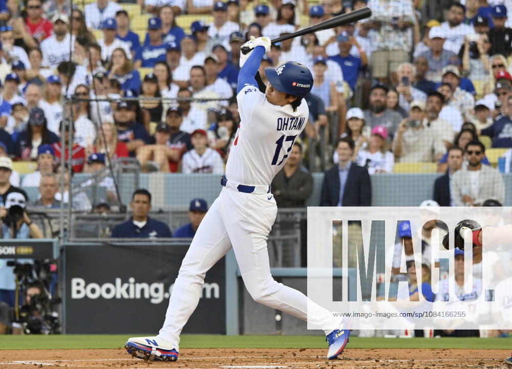 Los Angeles Dodgers two-way player Shohei Ohtani (17) strikes out against the Atlanta Braves in the first inning in an MLB, Baseball Herren, USA National League Division Series game at Dodger Stadium in Los Angeles, California, on Sunday, October 4, 2026. LAP20261004704 JIMxRUYMEN
