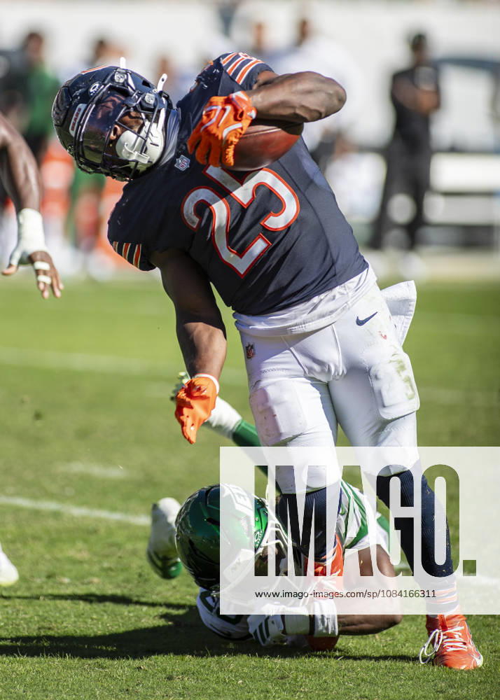 Chicago Bears Kyle Monangai (25) is chased by New York Jets D Angelo Ponds (23) during the NFL, American Football Herren, USA game in Chicago, IL. CSM NFL 2026: Jets Vs Bears OCT 04 - ZUMAc04_ 20261004_zma_c04_234