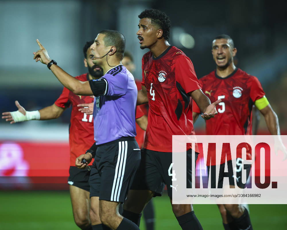 Egypt v South Africa - International Friendly, Länderspiel, Nationalmannschaft The match official Nabil Boukhalfa surrounded by Egypt players during the international friendly match between Egypt and South Africa at Cairo International Stadium, Cairo, Egypt Cairo Cairo EGYPT