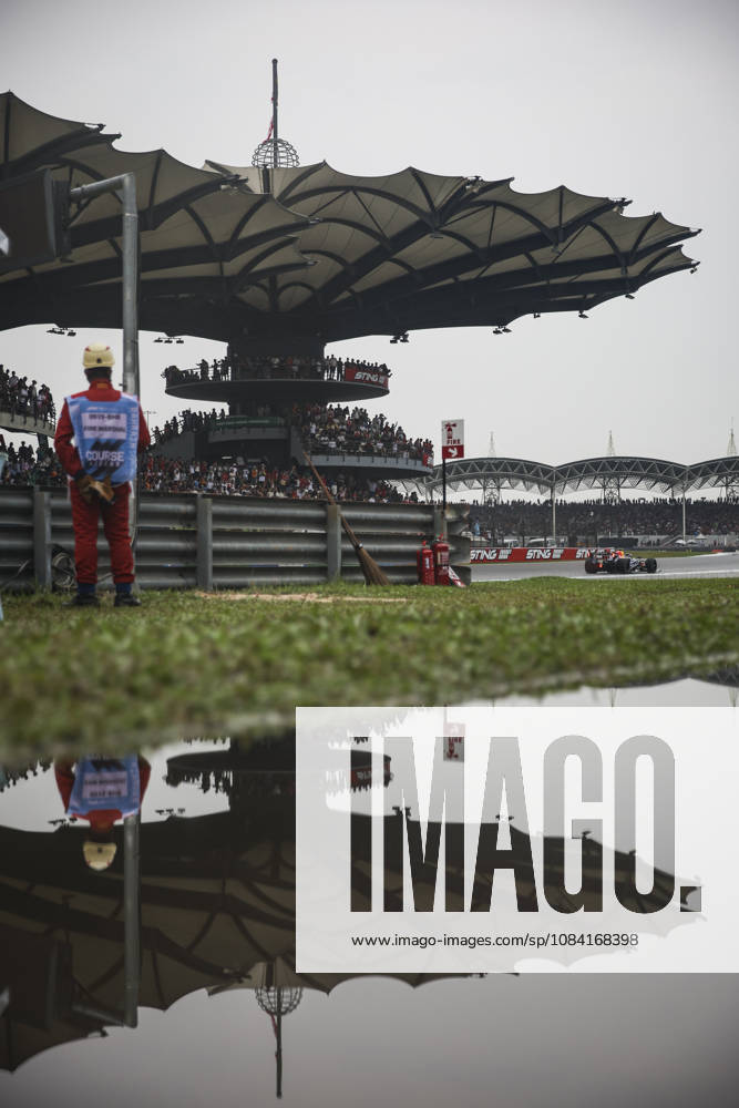 F1 - BAHRAIN GRAND PRIX IN MALAYSIA 2026 marshall, commissaire de piste, marshal, marshalls, marshals atmosphere rain, pluie, during the 2026 Formula 1 Bahrain Grand Prix in Malaysia, 16th round of the 2026 Formula One World Championship, WM, Weltmeisterschaft from October 2 to 4, 2026 on the Sepang International Circuit, in Sepang, Malaysia - SepangMalaysia