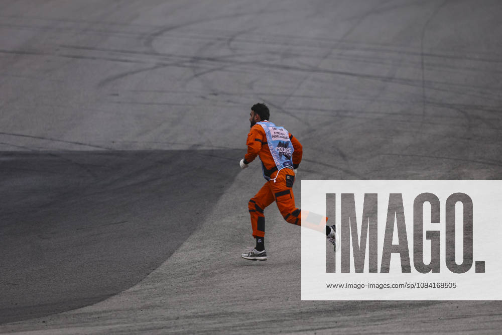 F1 - BAHRAIN GRAND PRIX IN MALAYSIA 2026 marshall, commissaire de piste, marshal, marshalls, marshals during the 2026 Formula 1 Bahrain Grand Prix in Malaysia, 16th round of the 2026 Formula One World Championship, WM, Weltmeisterschaft from October 2 to 4, 2026 on the Sepang International Circuit, in Sepang, Malaysia - SepangMalaysia