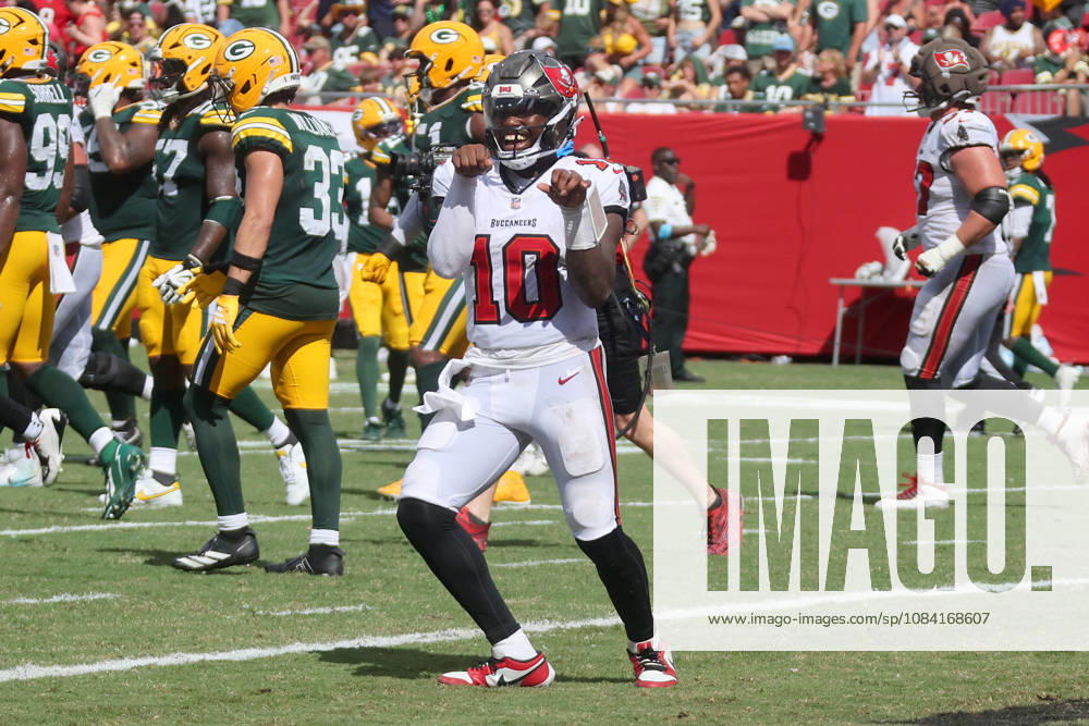TAMPA, FL - OCTOBER 04: Tampa Bay Buccaneers Quarterback Jalon Daniels (10) celebrates his first NFL, American Football Herren, USA career touchdown pass during the regular season game between the Green Bay Packers and the Tampa Bay Buccaneers on October 04, 2026 at Raymond James Stadium in Tampa, Florida.(Photo by Cliff Welch Icon Sportswire) NFL: OCT 04 Packers at Buccaneers Icon357261004011