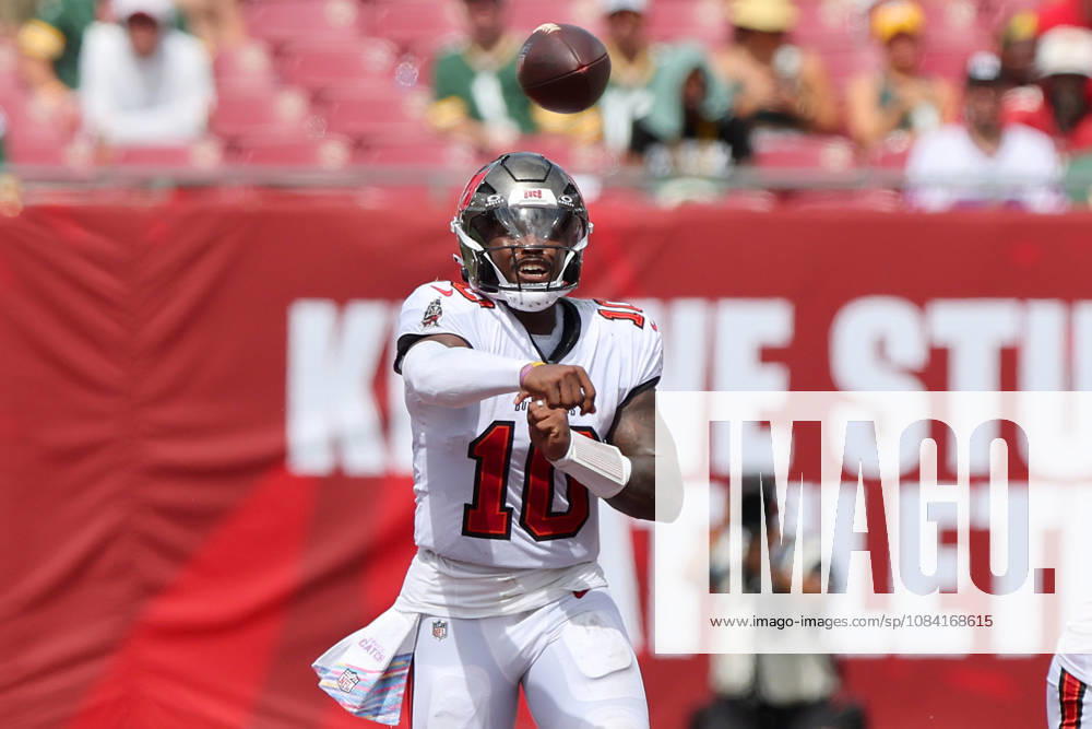 TAMPA, FL - OCTOBER 04: Tampa Bay Buccaneers Quarterback Jalon Daniels (10) throws a pass during the regular season game between the Green Bay Packers and the Tampa Bay Buccaneers on October 04, 2026 at Raymond James Stadium in Tampa, Florida.(Photo by Cliff Welch Icon Sportswire) NFL, American Football Herren, USA OCT 04 Packers at Buccaneers Icon357261004019