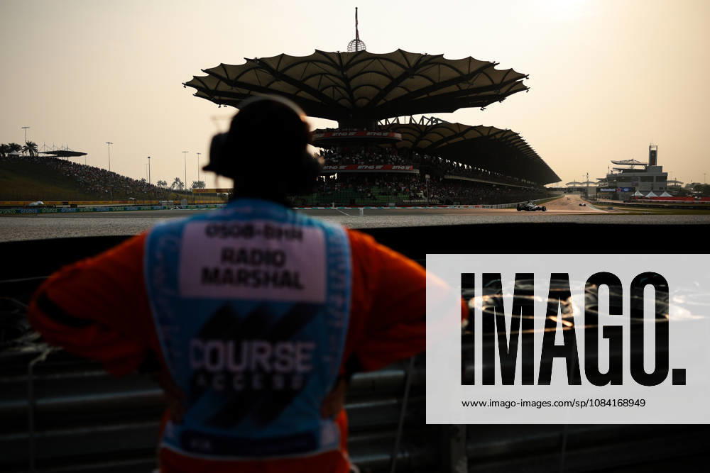 F1 - BAHRAIN GRAND PRIX IN MALAYSIA 2026 marshall, commissaire de piste, marshal, marshalls, marshals during the 2026 Formula 1 Bahrain Grand Prix in Malaysia, 16th round of the 2026 Formula One World Championship, WM, Weltmeisterschaft from October 2 to 4, 2026 on the Sepang International Circuit, in Sepang, Malaysia - SepangMalaysia