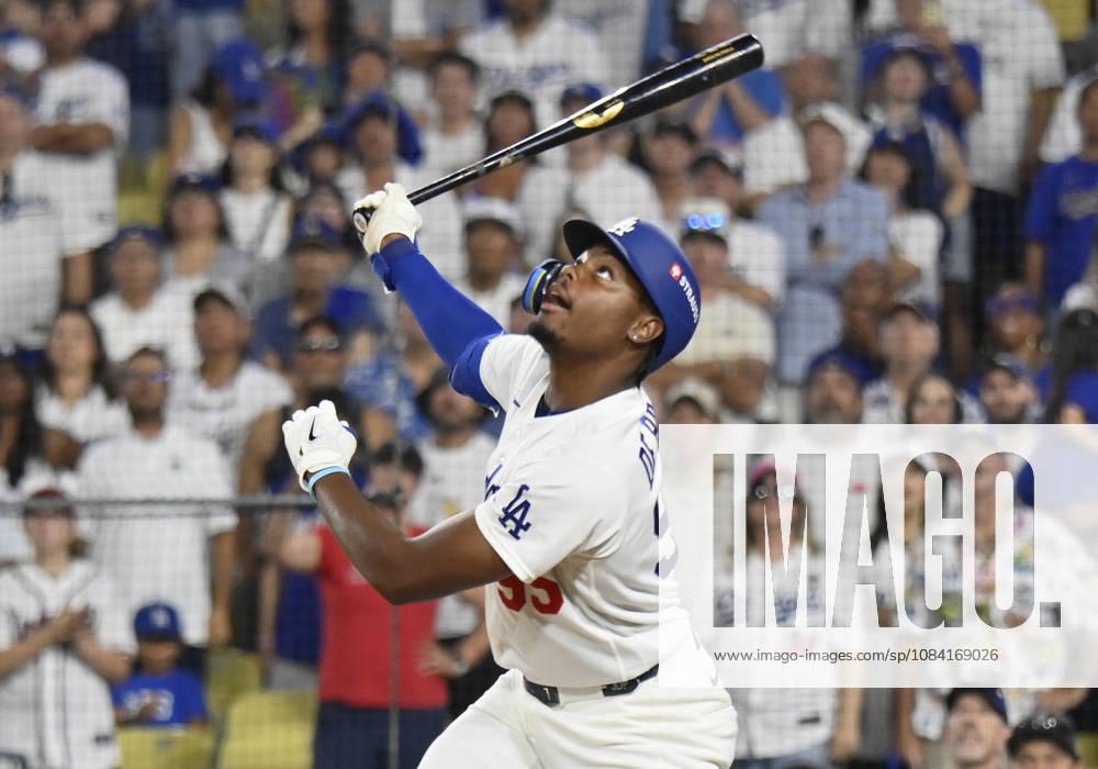 Los Angeles Dodgers Josue De Paula (95) watches his ball as he pops up for the final out in the ninth inning against the Atlanta Braves in an MLB, Baseball Herren, USA National League Division Series game at Dodger Stadium in Los Angeles, California, on Sunday, October 4, 2026. The Braves defeated the Dodgers 3-2 to tie the best-of-five series at 1-1. LAP20261004728 JIMxRUYMEN
