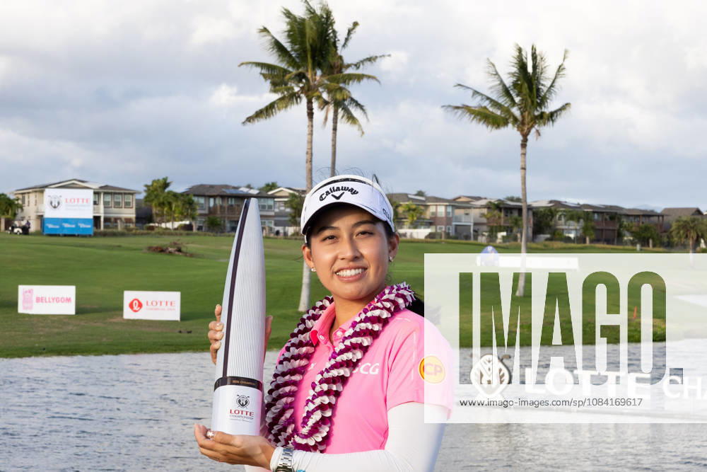 JEENO THITIKUL, holds the Lotte Championship trophy after winning the 2026 Lotte Championship at Hoakalei Country Club, Ewa Beach, Hawaii, USA. 2026 Lotte Championship Presented By Hoakalei - ZUMAm310 20261004_zsp_m310_042