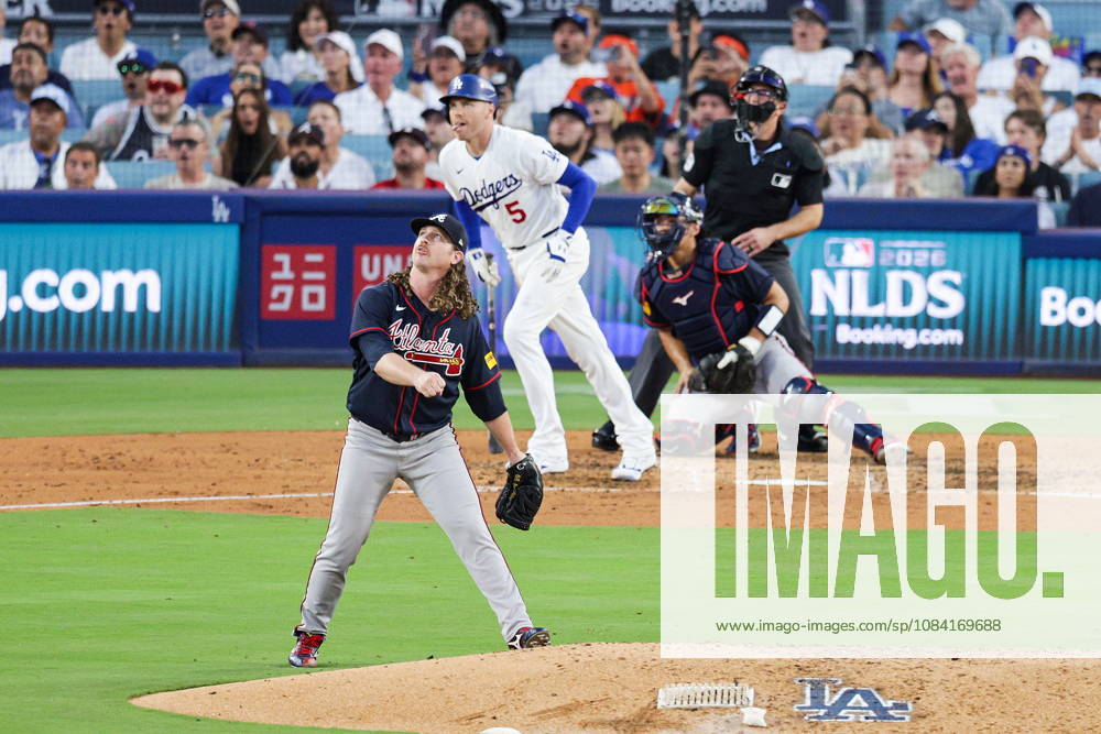 MLB, Baseball Herren, USA National League Division Series - Dodgers vs Braves Game 2 Braves pitcher Grant Holmes (front) watches as Dodgers first baseman Freddie Freeman (back) hits a home run off of him in the fourth inning in Game 2 of the National League Division Series at UNIQLO Field at Dodger Stadium in Los Angeles, California, USA, 04 October 2026. LOS ANGELES CALIFORNIA United States