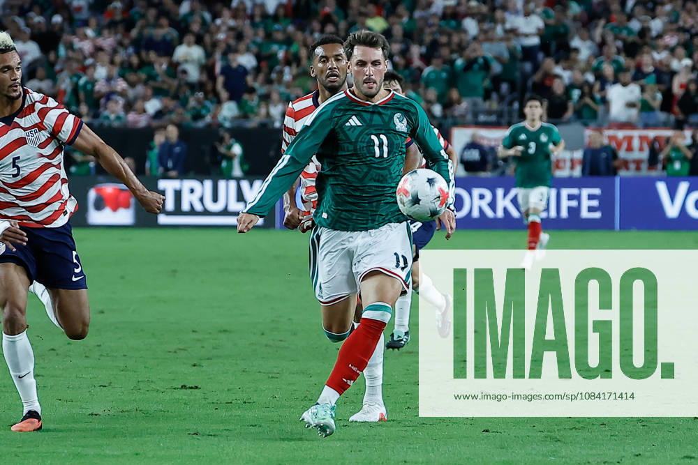 GLENDALE, AZ - OCTOBER 03: Mexico forward Santiago GimÃ nez (11) chases the ball during the International Friendly, Länderspiel, Nationalmannschaft soccer match between Mexico and the United States of America on October 3, 2026 at State Farm Stadium in Glendale, Arizona. (Photo by Kevin Abele Icon Sportswire) SOCCER: OCT 03 USA vs Mexico Icon261003078