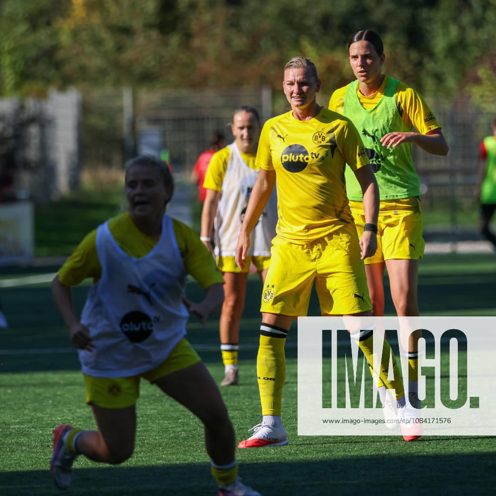 Alexandra Popp (BVB) ahead of Lara Schmidt (BVB), DJK Südwest Köln vs. Borussia Dortmund, Women s Regionalliga West, Matchday 7, Cologne