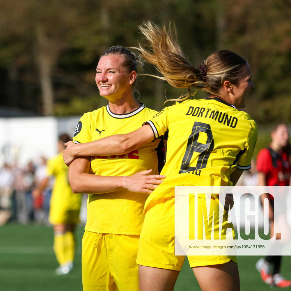Noreen Günnewig (BVB) celebrates a goal with Alexandra Popp (BVB), DJK Südwest Köln vs. Borussia Dortmund, Women s Regionalliga West, Matchday 7, Cologne