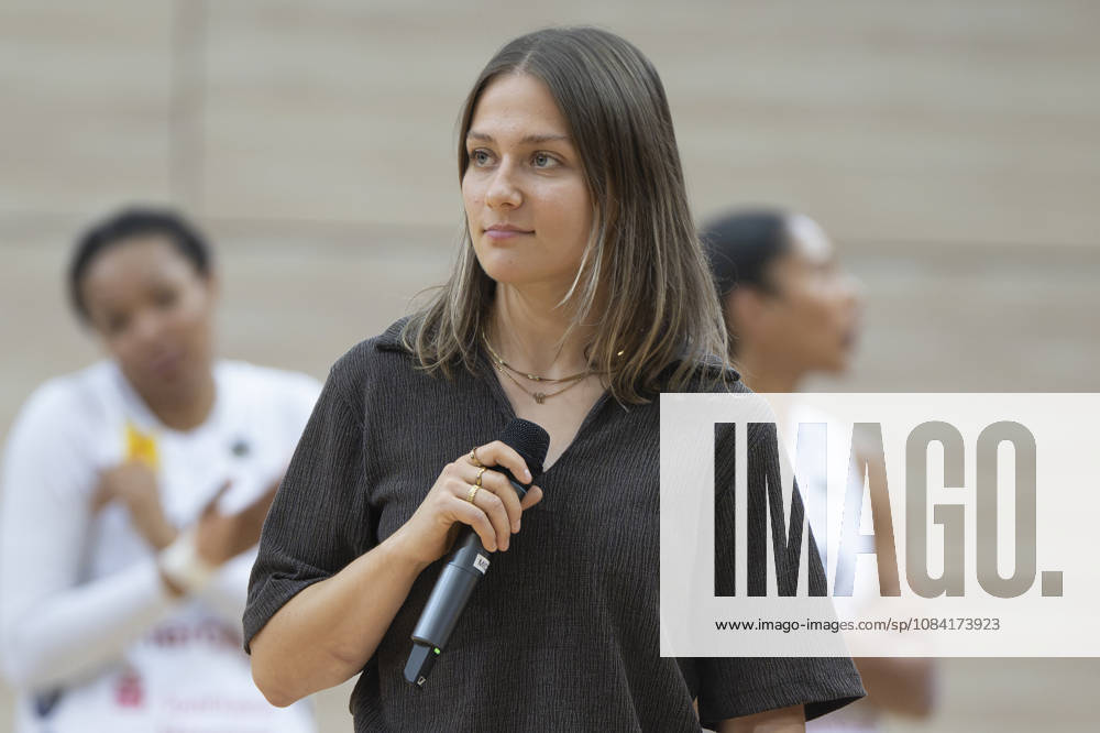 Toyota DBBL 2026–2027 HalFit Lions vs. TK Hannover, Halle-Saale, Germany, October 4, 2026. Pictured: Laura Schinkel is being honored as she retires. Halle-Saale, swh Arena, Saxony-Anhalt, Germany