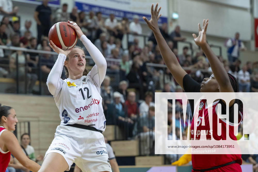 Toyota DBBL 2026–2027: HalFit Lions vs. TK Hannover, Halle-Saale, Germany, October 4, 2026. Pictured, from left: Rowena Jongeling (Hannover) and Khalis Cain (Halle-Saale), swh Arena, Saxony-Anhalt, Germany