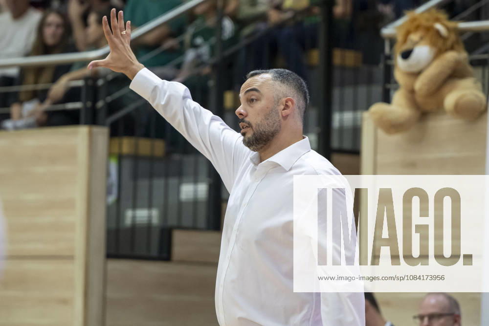 Toyota DBBL 2026 2027 HalFit Lions vs. TK Hannover, Halle an der Saale, Germany, October 4, 2026. Pictured: Coach Timur Topal in Halle, gesturing, Halle an der Saale, swh Arena, Saxony-Anhalt, Germany