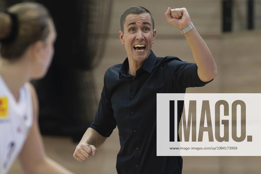 Toyota DBBL 2026–2027 HalFit Lions vs. TK Hannover, Halle an der Saale, Germany, October 4, 2026. Pictured: Coach Jesper Sundberg of Hannover gesturing, Halle an der Saale, swh Arena, Saxony-Anhalt, Germany