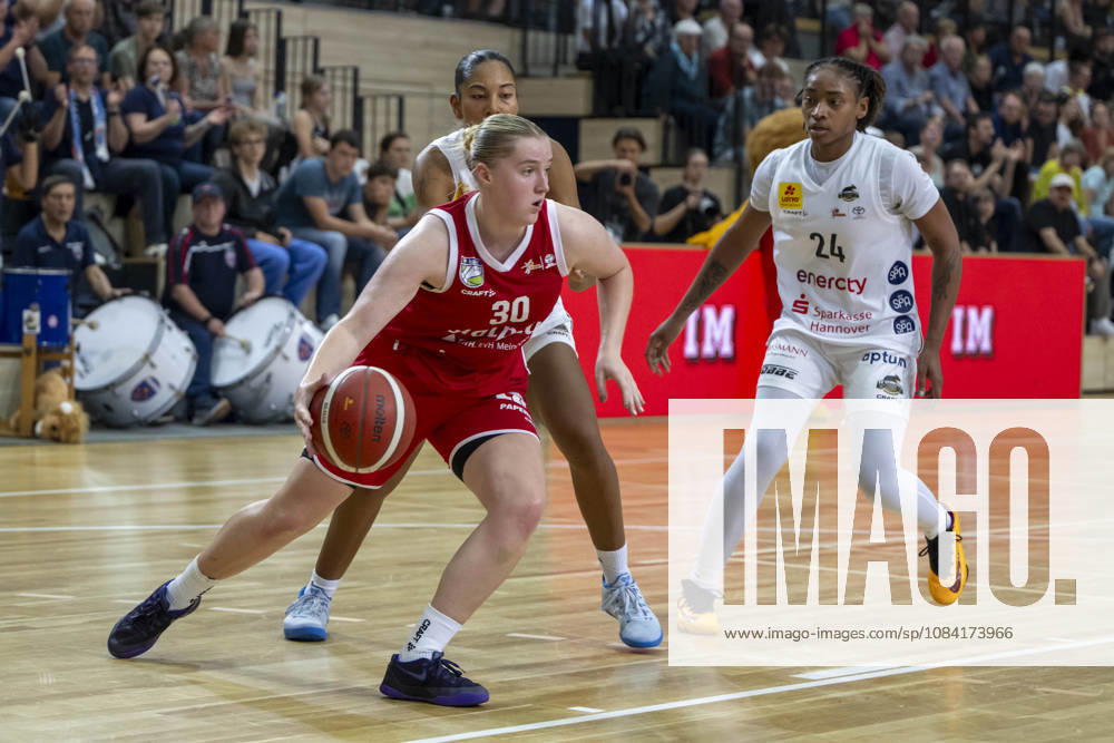 Toyota DBBL 2026–2027: HalFit Lions vs. TK Hannover Halle Saale, Germany, October 4, 2026. Pictured from left to right in a matchup: Estere Petrus (Halle), Lia Kentzler (Hannover), and Prencis Harden (Hannover). Halle Saale, swh Arena, Saxony-Anhalt, Germany