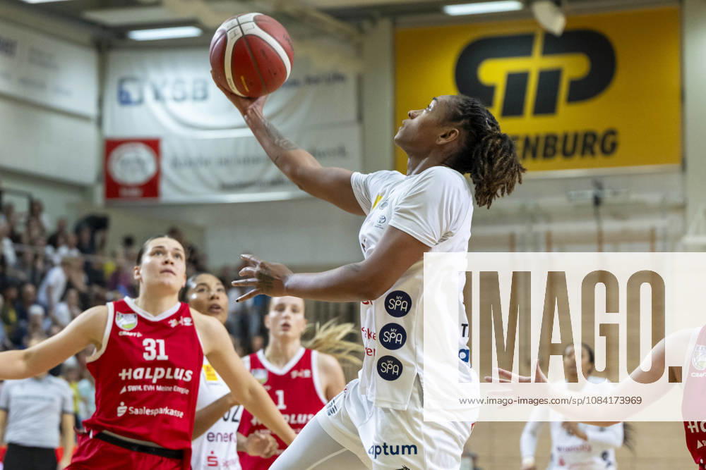 Toyota DBBL 2026–2027 HalFit Lions vs. TK Hannover Halle Saale, Germany, October 4, 2026. Pictured from left: Paula Wenemoser (Halle) and Prencis Harden (Hannover Halle Saale), swh Arena, Saxony-Anhalt, Germany