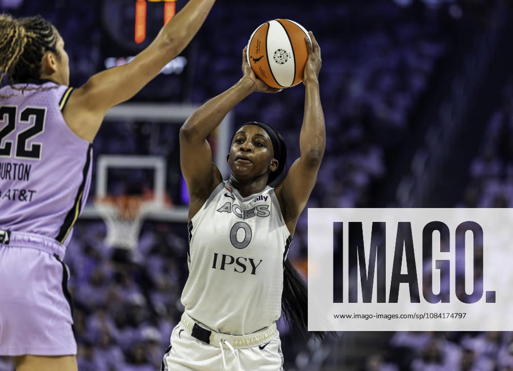 OCT 04 2026 San Francisco, CA U.S.A. Las Vegas Aces guard Jackie Young (0)looks to pass the ball during the WNBA, Basketball Damen, USA semifinals playoff game 1 western conference between the Las Vegas Aces and the Golden State Valkyries at the Chase Centers. CSM San Francisco USA - ZUMAc04_ 20261004_zma_c04_351