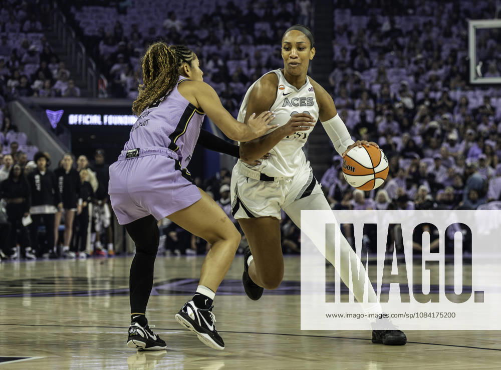 WNBA, Basketball Damen, USA Semi Finals Game 1 2026: Las Vegas Vs Golden State OCT 4 OCT 04 2026 San Francisco, CA U.S.A. Las Vegas Aces center A ja Wilson (22)goes to the basket against Golden State Valkyries guard Veronica Burton (22) during the WNBA semifinals playoff game 1 western conference between the Las Vegas Aces and the Golden State Valkyries at the Chase Centers. Thurman James CSM (Credit Image: Â Thurman James Cal Media) San Francisco Ca USA