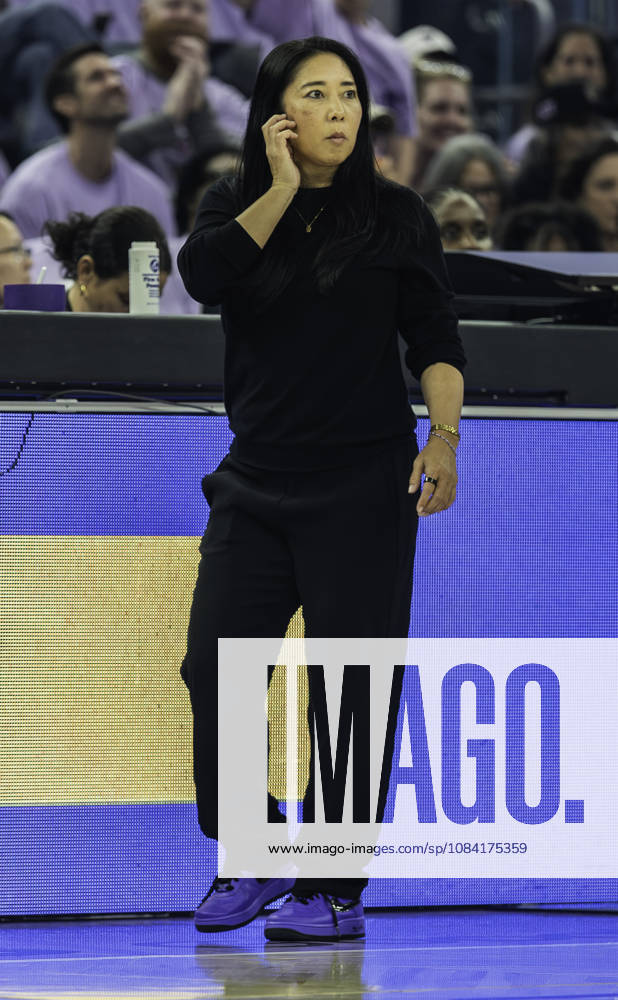 WNBA, Basketball Damen, USA Semi Finals Game 1 2026: Las Vegas Vs Golden State OCT 4 OCT 04 2026 San Francisco, CA U.S.A. Golden State Valkyries head coach Natalie Nakase on the court during the WNBA semifinals playoff game 1 western conference between the Las Vegas Aces and the Golden State Valkyries at the Chase Centers. Thurman James CSM (Credit Image: Â Thurman James Cal Media) San Francisco Ca USA