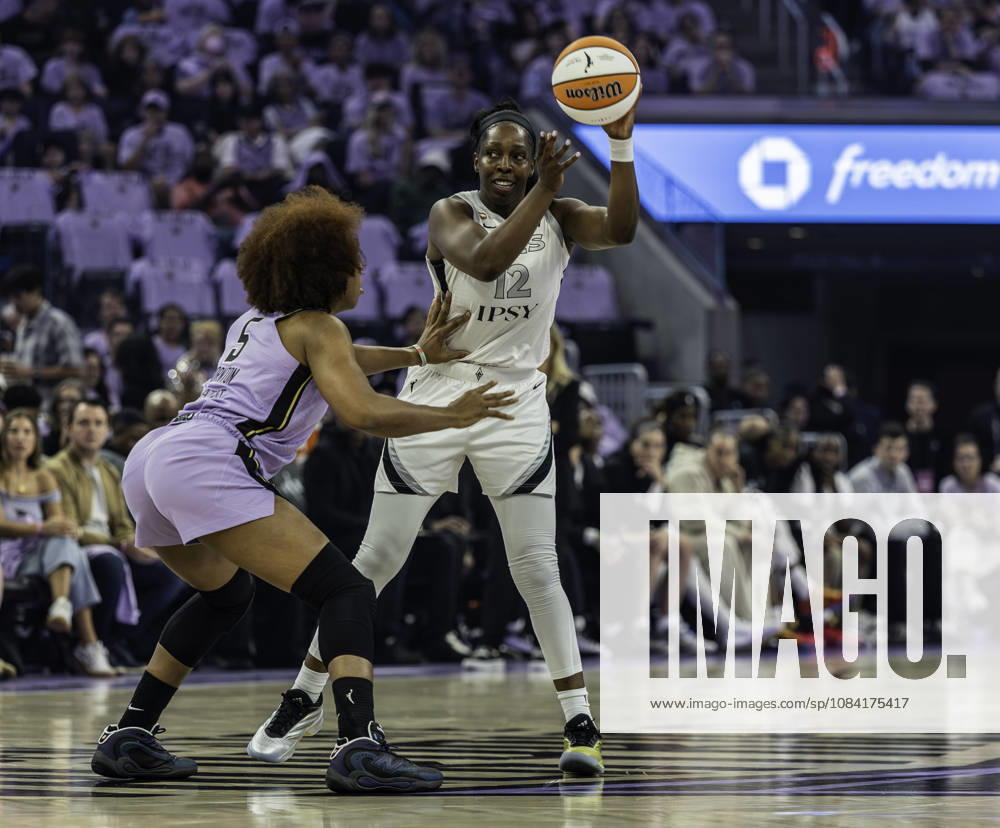 WNBA, Basketball Damen, USA Semi Finals Game 1 2026: Las Vegas Vs Golden State OCT 4 OCT 04 2026 San Francisco, CA U.S.A. Las Vegas Aces guard Chelsea Gray (12)looks to pass the ball during the WNBA semifinals playoff game 1 western conference between the Las Vegas Aces and the Golden State Valkyries at the Chase Centers. Thurman James CSM (Credit Image: Â Thurman James Cal Media) San Francisco Ca USA