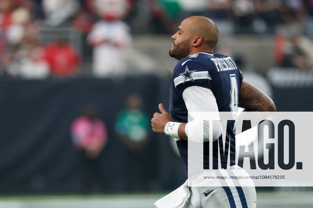 HOUSTON, TX - OCTOBER 04: Quarterback Dak Prescott 4 of the Dallas Cowboys jobs off the field after the coin toss ahead of the NFL, American Football Herren, USA football game between the Houston Texans and Dallas Cowboys on October 4, 2026, at Reliant Stadium in Houston, TX. (Photo by David Buono Icon Sportswire) NFL: OCT 04 Cowboys at Texans Icon241004121