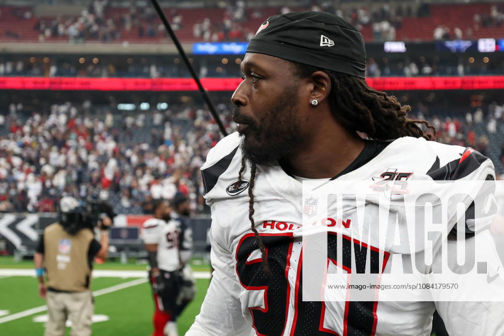 HOUSTON, TX - OCTOBER 04: Defensive end Jadeveon Clowney 90 of the Houston Texans on the field after the NFL, American Football Herren, USA football game between the Houston Texans and Dallas Cowboys on October 4, 2026, at Reliant Stadium in Houston, TX. (Photo by David Buono Icon Sportswire) NFL: OCT 04 Cowboys at Texans Icon241004245