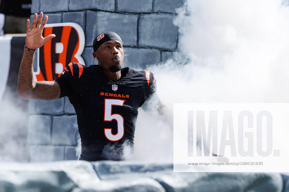 Oct 4, 2026; Cincinnati, OH, USA; Cincinnati Bengals wide receiver Tee Higgins (5) during player introductions prior to NFL, American Football Herren, USA game action against the Jacksonville Jaguars at Paycor Stadium. Mandatory Credit: -Cal Media - ZUMAc04_ 20261004_zma_c04_491