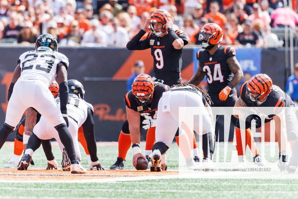 Oct 4, 2026; Cincinnati, OH, USA; Cincinnati Bengals quarterback Joe Burrow (9) directs the offense during NFL, American Football Herren, USA game action against the Jacksonville Jaguars at Paycor Stadium. Mandatory Credit: -Cal Media - ZUMAc04_ 20261004_zma_c04_492