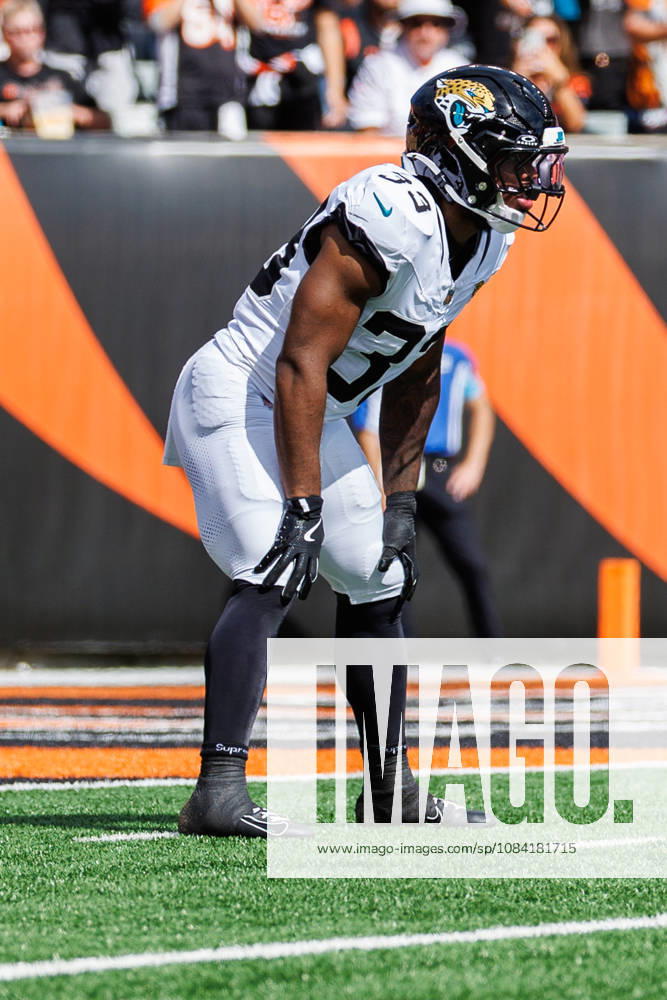 Oct 4, 2026; Cincinnati, OH, USA; Jacksonville Jaguars running back Bhayshul Tuten (33) during NFL, American Football Herren, USA game action against the Cincinnati Bengals at Paycor Stadium. Mandatory Credit: -Cal Media - ZUMAc04_ 20261004_zma_c04_505