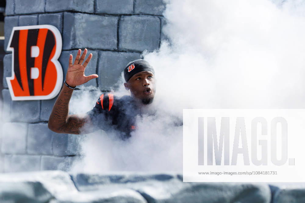 Oct 4, 2026; Cincinnati, OH, USA; Cincinnati Bengals wide receiver Tee Higgins (5) during player introductions prior to NFL, American Football Herren, USA game action against the Jacksonville Jaguars at Paycor Stadium. Mandatory Credit: -Cal Media - ZUMAc04_ 20261004_zma_c04_508