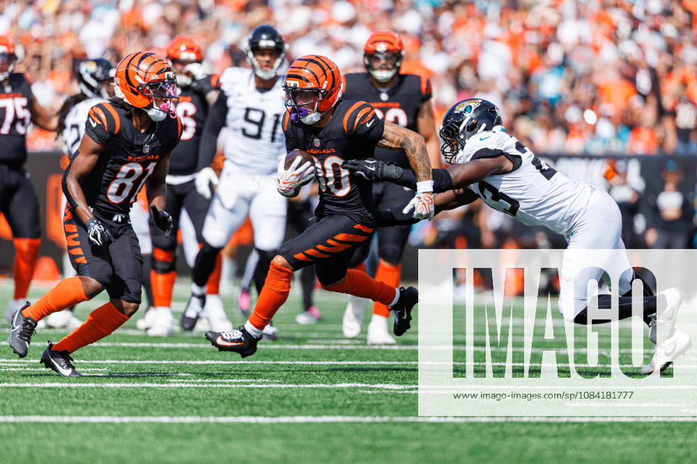 Oct 4, 2026; Cincinnati, OH, USA; Cincinnati Bengals running back Chase Brown (30) runs with the ball as Jacksonville Jaguars linebacker Foye Oluokun (23) pursues during NFL, American Football Herren, USA game action at Paycor Stadium. Mandatory Credit: -Cal Media NFL 2026: Jaguars Vs Bengals OCT 04 - ZUMAc04_ 20261004_zma_c04_544