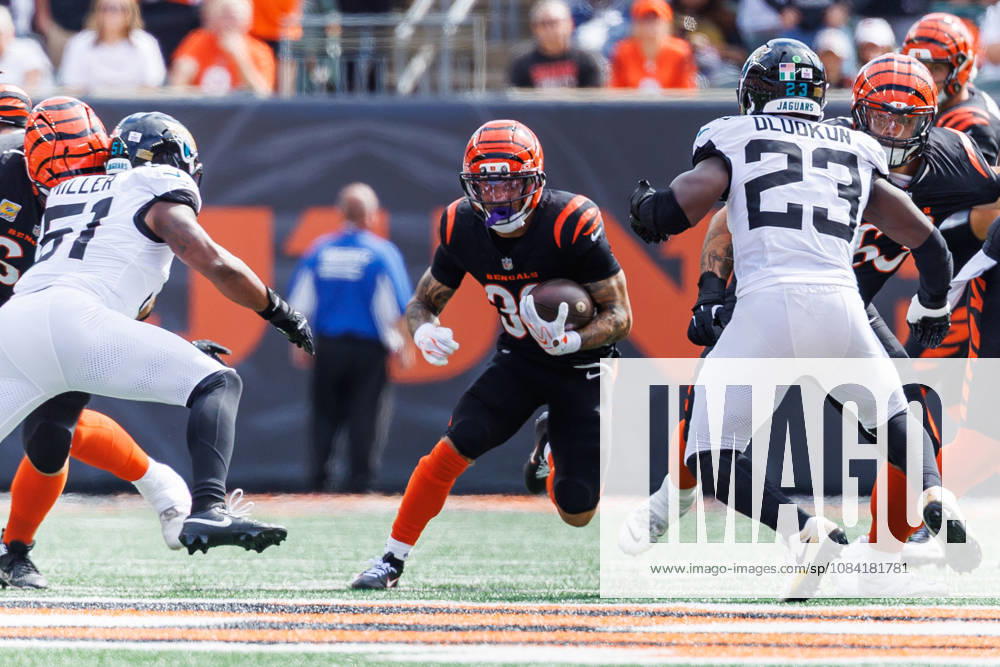 Oct 4, 2026; Cincinnati, OH, USA; Cincinnati Bengals running back Chase Brown (30) runs with the ball during NFL, American Football Herren, USA game action against the Jacksonville Jaguars at Paycor Stadium. Mandatory Credit: -Cal Media NFL 2026: Jaguars Vs Bengals OCT 04 - ZUMAc04_ 20261004_zma_c04_548