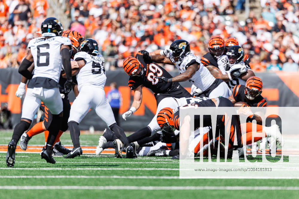 Oct 4, 2026; Cincinnati, OH, USA; Cincinnati Bengals running back Samaje Perine (34) runs with the ball during NFL, American Football Herren, USA game action against the Jacksonville Jaguars at Paycor Stadium. Mandatory Credit: -Cal Media NFL 2026: Jaguars Vs Bengals OCT 04 - ZUMAc04_ 20261004_zma_c04_559
