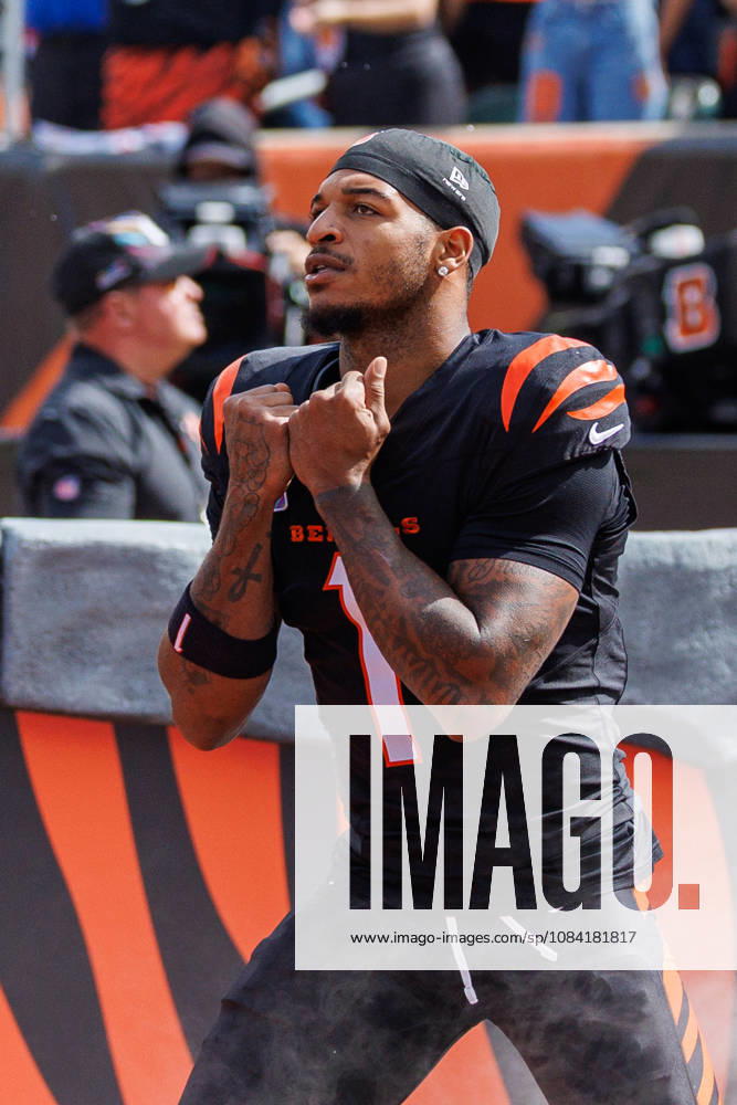 Oct 4, 2026; Cincinnati, OH, USA; Cincinnati Bengals wide receiver Ja Marr Chase (1) during player introductions prior to NFL, American Football Herren, USA game action against the Jacksonville Jaguars at Paycor Stadium. Mandatory Credit: -Cal Media - ZUMAc04_ 20261004_zma_c04_525