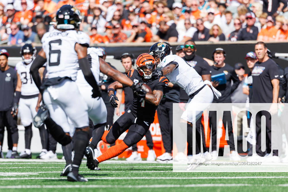 Oct 4, 2026; Cincinnati, OH, USA; Cincinnati Bengals wide receiver Ja Marr Chase (1) is face masked during NFL, American Football Herren, USA game action against the Jacksonville Jaguars at Paycor Stadium. Mandatory Credit: -Cal Media - ZUMAc04_ 20261004_zma_c04_567