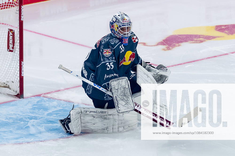 Mathias Niederberger, goaltender, EHC Red Bull Munich, 35, blocking a puck (GER), EHC Red Bull Munich vs. Augsburger Panther, DEL, 2026–2027 season, Matchday 6, October 4, 2026. Photo: HMB Media, Franz Feiner