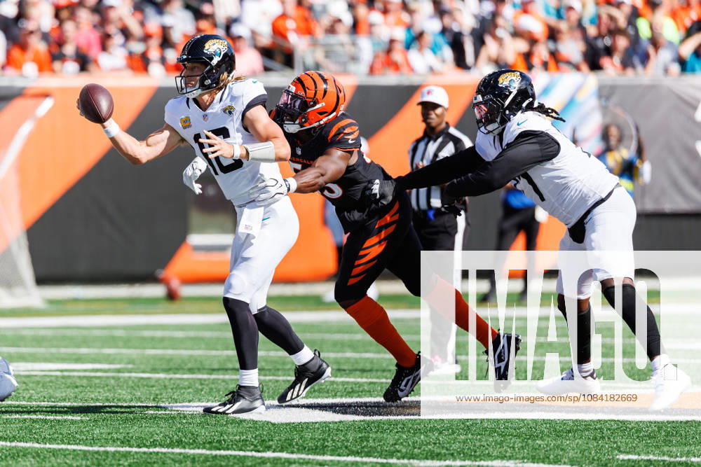 Oct 4, 2026; Cincinnati, OH, USA; Jacksonville Jaguars quarterback Trevor Lawrence (16) passes the ball as he is pressured by Cincinnati Bengals defensive lineman Boye Mafe (53) during NFL, American Football Herren, USA game action at Paycor Stadium. Mandatory Credit: -Cal Media NFL 2026: Jaguars Vs Bengals OCT 04 - ZUMAc04_ 20261004_zma_c04_573