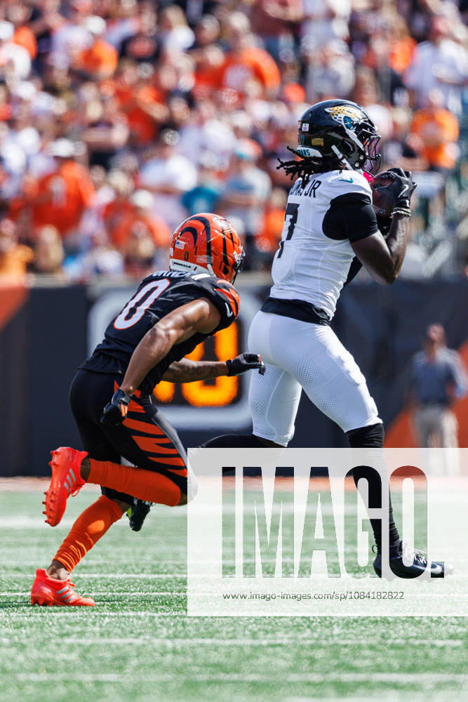 Oct 4, 2026; Cincinnati, OH, USA; Jacksonville Jaguars wide receiver Brian Thomas Jr. (7) catches the ball as Cincinnati Bengals defensive back DJ Turner (0) defends during NFL, American Football Herren, USA game action at Paycor Stadium. Mandatory Credit: -Cal Media - ZUMAc04_ 20261004_zma_c04_590