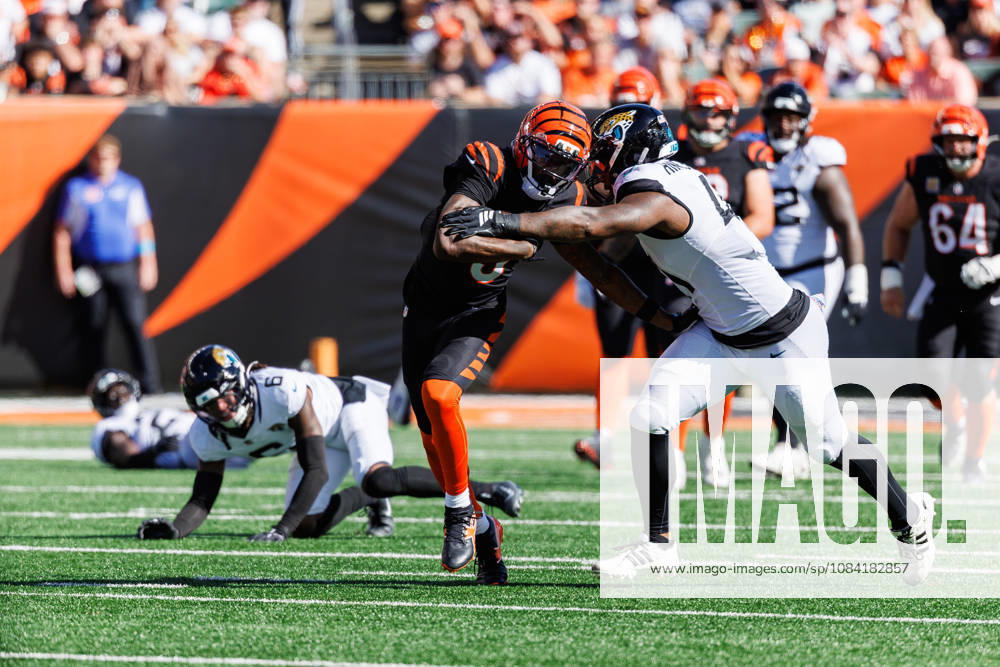 Oct 4, 2026; Cincinnati, OH, USA; Cincinnati Bengals wide receiver Tee Higgins (5) runs the ball as. Jacksonville Jaguars defensive lineman Josh Hines-Allen (41) pursues during NFL, American Football Herren, USA game action at Paycor Stadium. Mandatory Credit: -Cal Media - ZUMAc04_ 20261004_zma_c04_596
