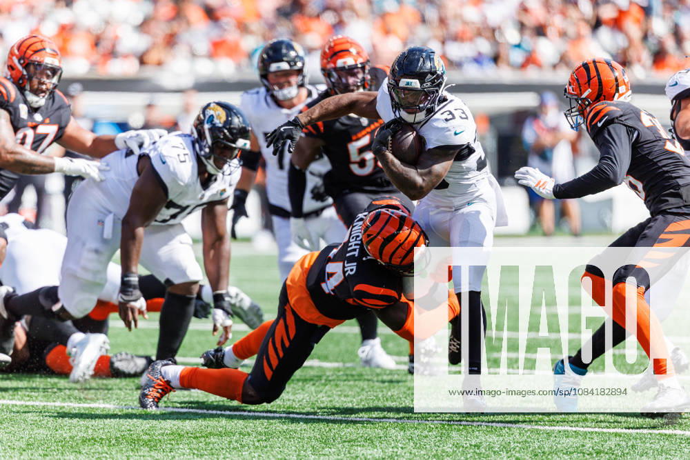 Oct 4, 2026; Cincinnati, OH, USA; Jacksonville Jaguars running back Bhayshul Tuten (33) runs with the ball during NFL, American Football Herren, USA game action against the Cincinnati Bengals at Paycor Stadium. Mandatory Credit: -Cal Media - ZUMAc04_ 20261004_zma_c04_600