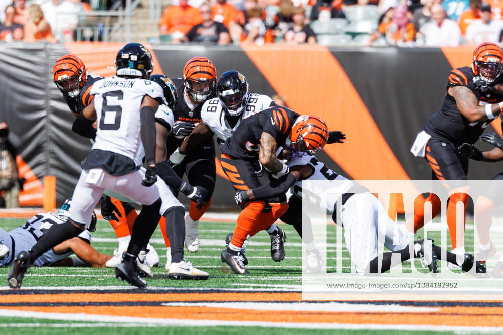 Oct 4, 2026; Cincinnati, OH, USA; Cincinnati Bengals running back Samaje Perine (34) runs with the ball during NFL, American Football Herren, USA game action against the Jacksonville Jaguars at Paycor Stadium. Mandatory Credit: -Cal Media - ZUMAc04_ 20261004_zma_c04_605