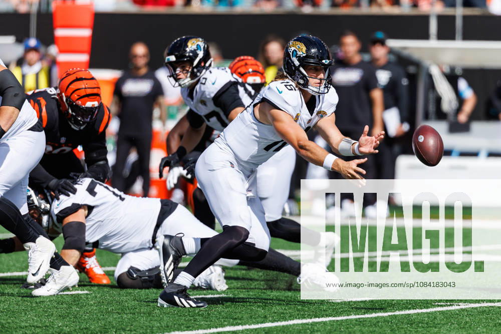 Oct 4, 2026; Cincinnati, OH, USA; Jacksonville Jaguars quarterback Trevor Lawrence (16) pitches the ball during NFL, American Football Herren, USA game action against the Cincinnati Bengals at Paycor Stadium. Mandatory Credit: -Cal Media - ZUMAc04_ 20261004_zma_c04_611