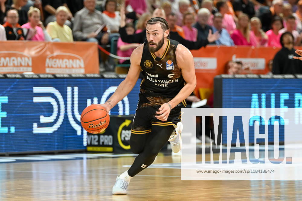 Devin Askew, Basketball Löwen Braunschweig, 05 on the Ball: RASTA Vechta vs. Basketball Löwen Braunschweig, easyCredit Basketball Bundesliga, Matchday 4, 2026–2027 Season, October 5, 2026, RASTA Vechta vs. Basketball Löwen Braunschweig, easyCredit Basketball Bundesliga, Matchday 4, 2026–2027 season, October 5, 2026, Vechta