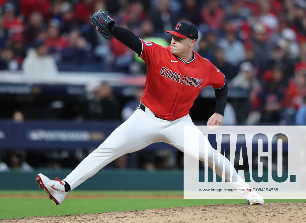 Cleveland Guardians pitcher Erik Sabrowski (62) throws against the Chicago White Sox in the sixth inning in an MLB, Baseball Herren, USA American League Division Series playoff game at Progressive Field in Cleveland, Ohio, on Monday, October 5, 2026. CLE20261005721 AARONxJOSEFCZYK