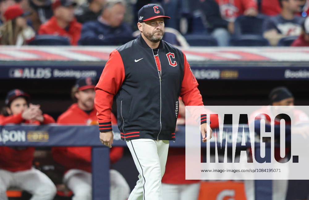 Cleveland Guardians manager Stephen Vogt walks to the mound to relieve pitcher Hunter Gaddis in the seventh inning against the Chicago White Sox in an MLB, Baseball Herren, USA American League Division Series playoff game at Progressive Field in Cleveland, Ohio, on Monday, October 5, 2026. CLE20261005725 AARONxJOSEFCZYK